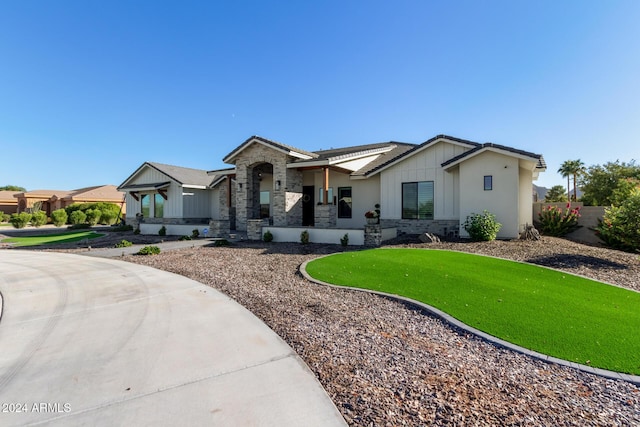 view of front of house featuring a front yard