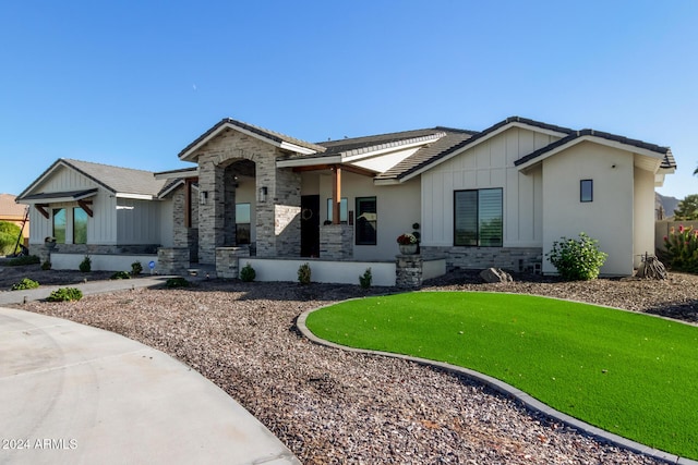 view of front of home featuring a porch and a front lawn