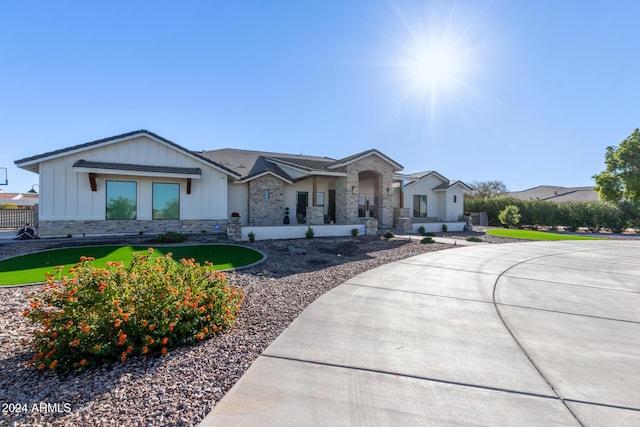 view of front of property