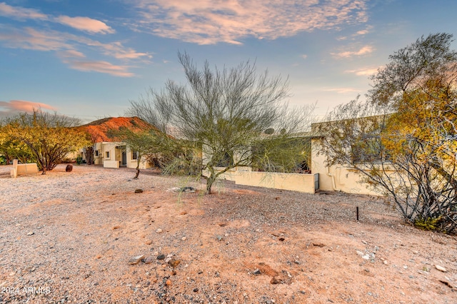 37801 N Cave Creek Rd Unit 13, Cave Creek, AZ 85331 - view of yard at dusk