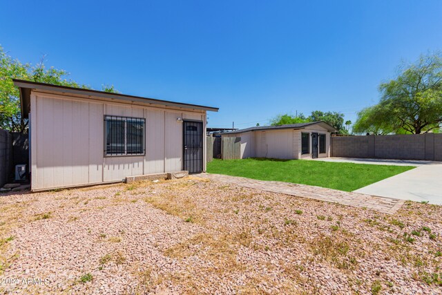 view of yard with a patio