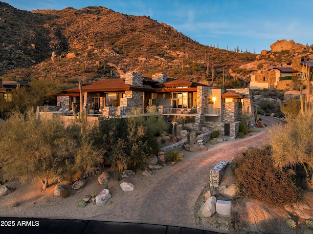 view of front of house featuring a mountain view