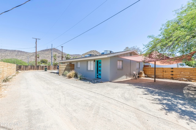 view of front of property featuring a mountain view