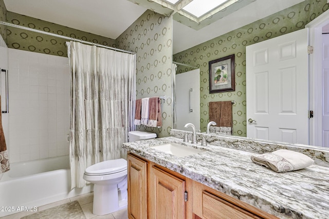 17404 N 99th Ave Unit 318, Sun City, AZ 85373 - full bath featuring toilet, shower / bathtub combination with curtain, vanity, wallpapered walls, and tile patterned flooring