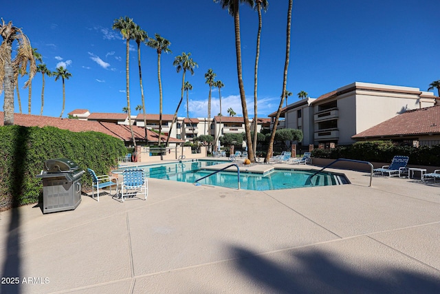 17404 N 99th Ave Unit 318, Sun City, AZ 85373 - pool featuring area for grilling, a residential view, a patio area, and fence