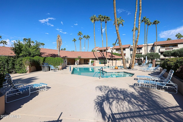 17404 N 99th Ave Unit 318, Sun City, AZ 85373 - community pool featuring grilling area and a patio area