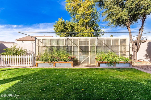 view of yard featuring an outdoor structure