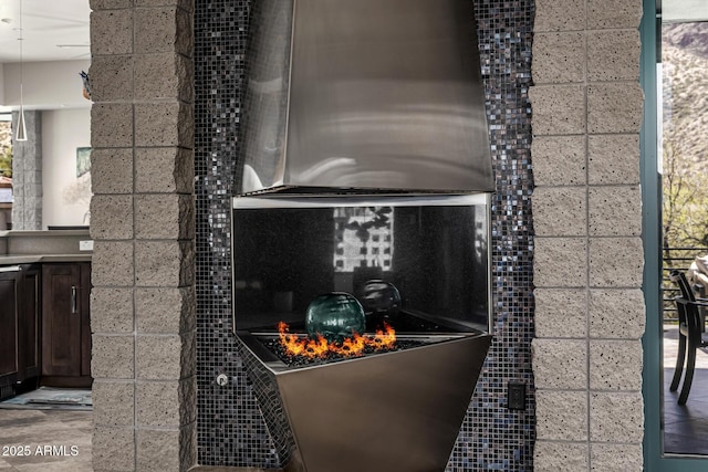 room details featuring decorative backsplash