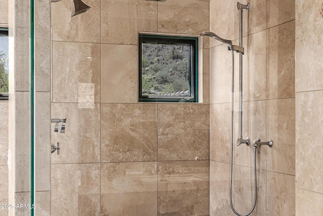 details featuring tiled shower