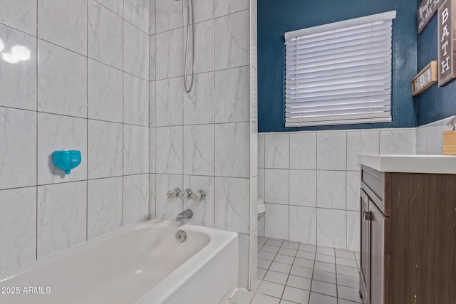 118 E 10th St, Casa Grande, AZ 85122 - full bath featuring tile walls, vanity, and toilet
