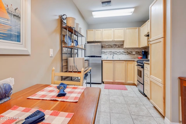 10434 N 44th St N, Phoenix, AZ 85028 - kitchen with stainless steel appliances, decorative backsplash, a sink, light countertops, and light brown cabinets
