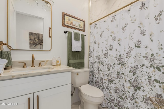 full bath with toilet, vanity, and a shower with curtain