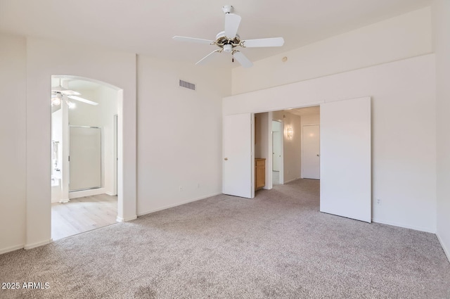 unfurnished room with light carpet and ceiling fan