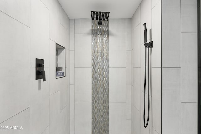 room details featuring tiled shower