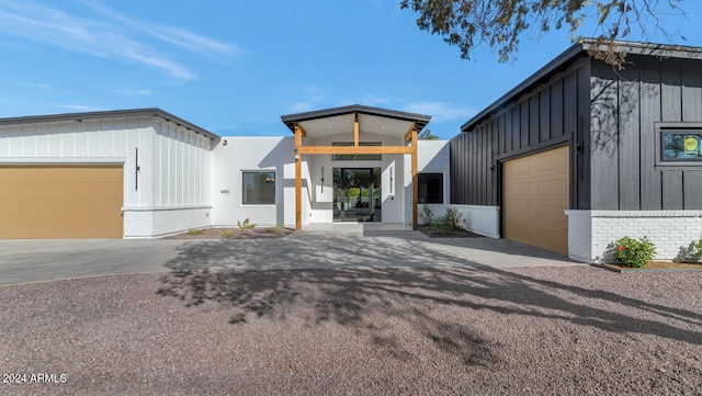 view of front of home featuring a garage