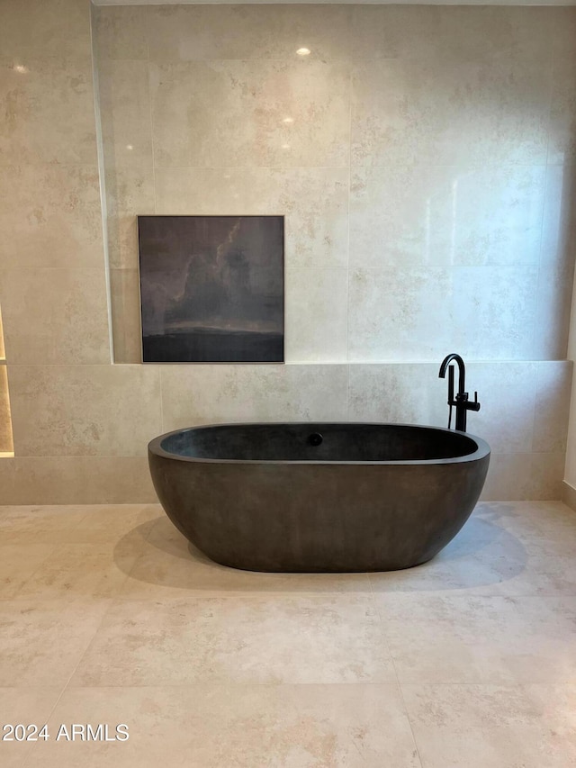 bathroom featuring a washtub