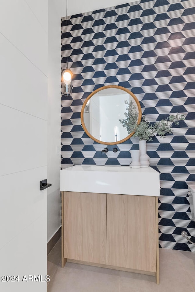 bathroom with vanity and backsplash