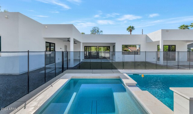 view of pool with an in ground hot tub and ceiling fan