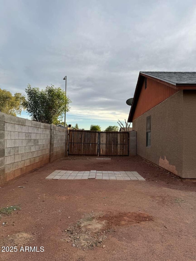 view of yard featuring a patio area