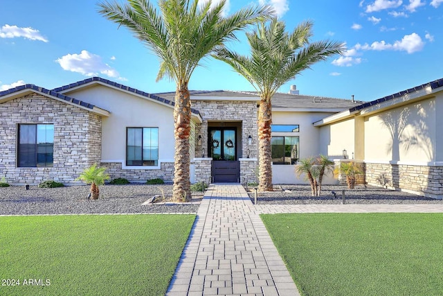 view of front of home featuring a front lawn