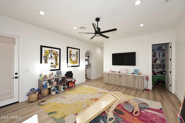 living room featuring light hardwood / wood-style floors and ceiling fan