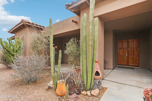 property entrance with stucco siding