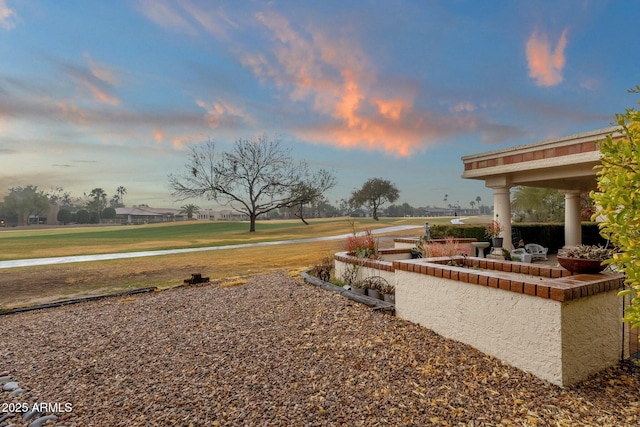 view of yard at dusk