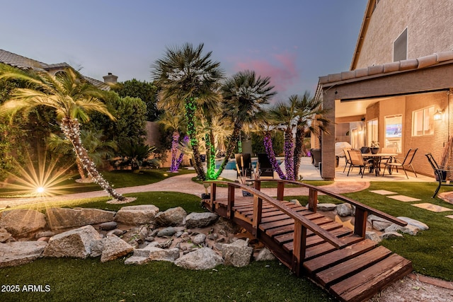 view of yard featuring a patio area