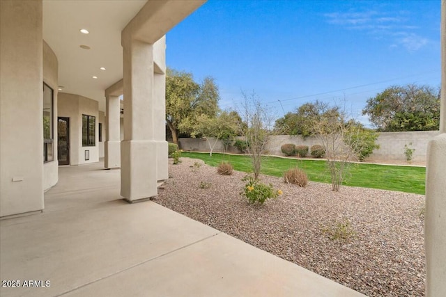 view of yard featuring a patio