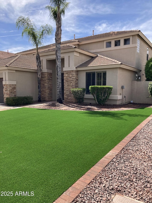 view of front of house featuring a front lawn