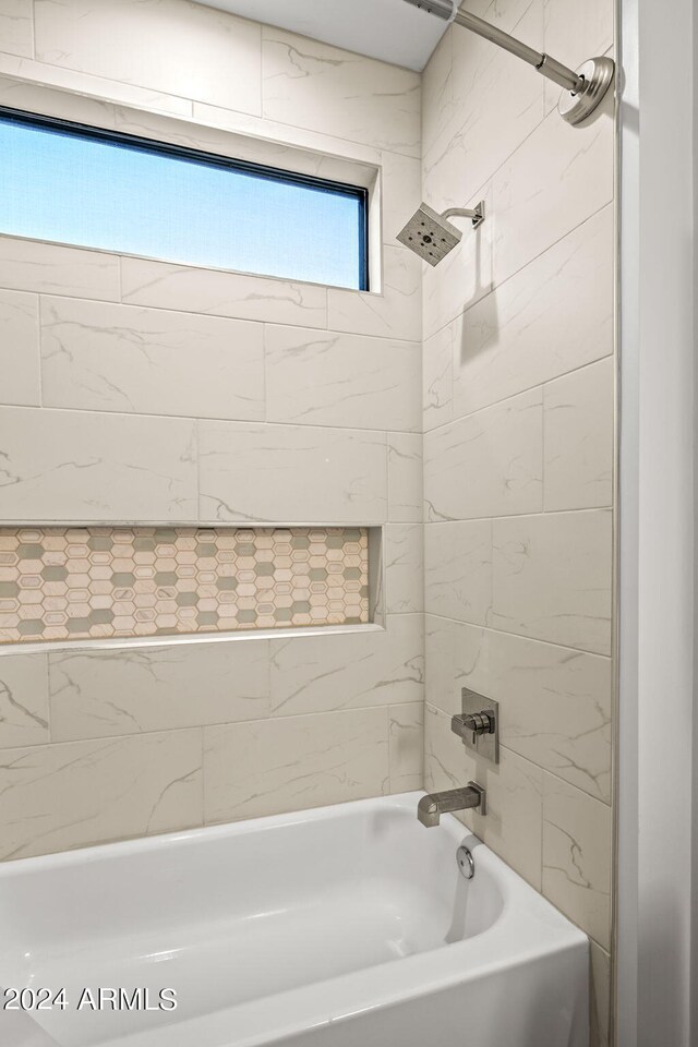 bathroom with tiled shower / bath combo