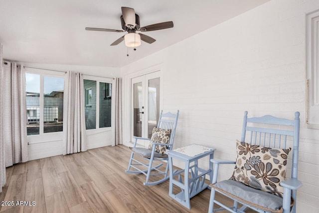 sunroom with ceiling fan