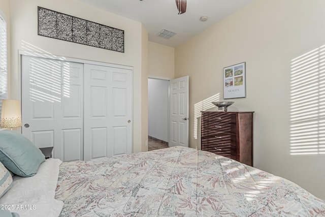 582 W Stirrup Ln, San Tan Valley, AZ 85143 - bedroom with a ceiling fan, visible vents, and a closet