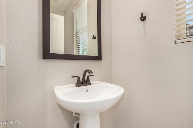 1153 W Diamondback Dr, Chandler, AZ 85286 - bathroom featuring a textured wall and a sink