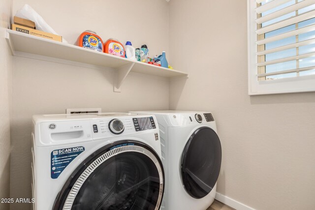 1153 W Diamondback Dr, Chandler, AZ 85286 - laundry area featuring washing machine and clothes dryer and baseboards