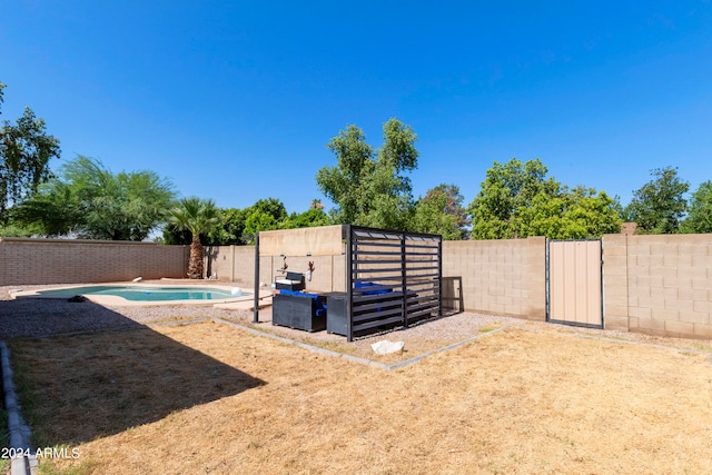 view of yard featuring a fenced in pool