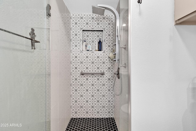 bathroom featuring a tile shower