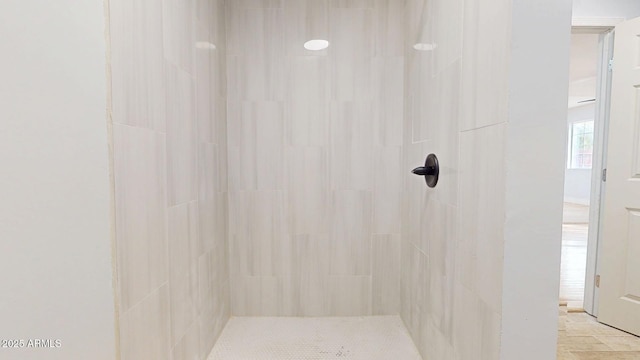 bathroom featuring a tile shower