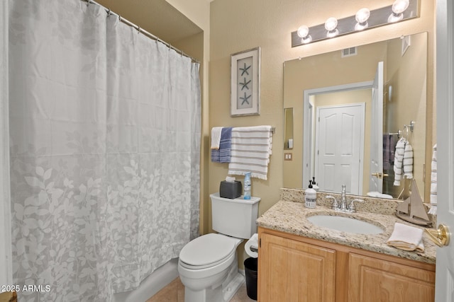 full bath featuring visible vents, a shower with shower curtain, toilet, and vanity