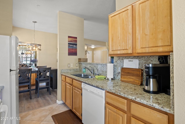 kitchen with tasteful backsplash, a sink, light tile patterned floors, a chandelier, and white appliances