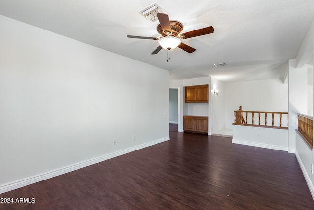 unfurnished room with dark wood-type flooring and ceiling fan