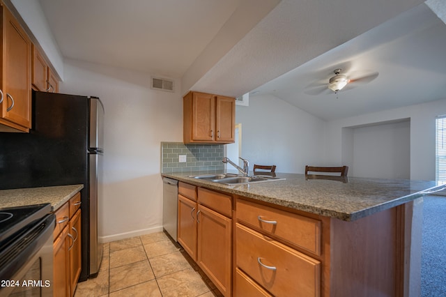 kitchen featuring tasteful backsplash, kitchen peninsula, appliances with stainless steel finishes, and ceiling fan