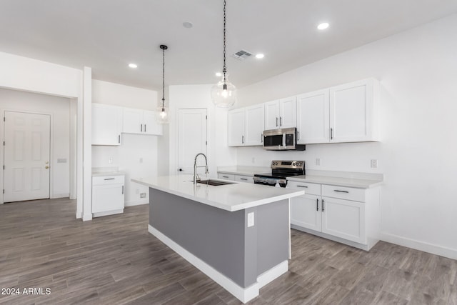 kitchen featuring appliances with stainless steel finishes, light wood-type flooring, a kitchen island with sink, and sink