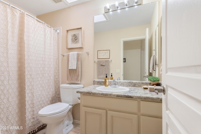 full bath featuring toilet, visible vents, a shower with shower curtain, and vanity