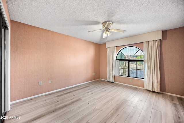 empty room featuring light hardwood / wood-style floors and ceiling fan