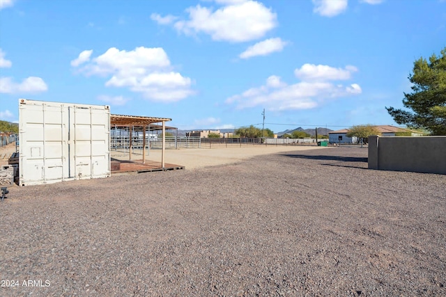 view of yard featuring an outbuilding