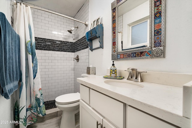1027 E El Camino Dr, Phoenix, AZ 85020 - full bathroom with vanity, toilet, and tiled shower
