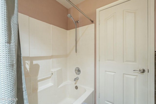 bathroom featuring tiled shower / bath combo