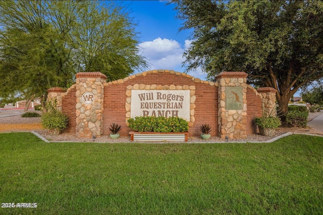 community sign with a lawn