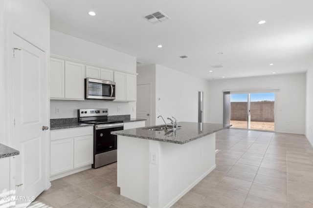 kitchen featuring visible vents, appliances with stainless steel finishes, a kitchen island with sink, white cabinetry, and a sink